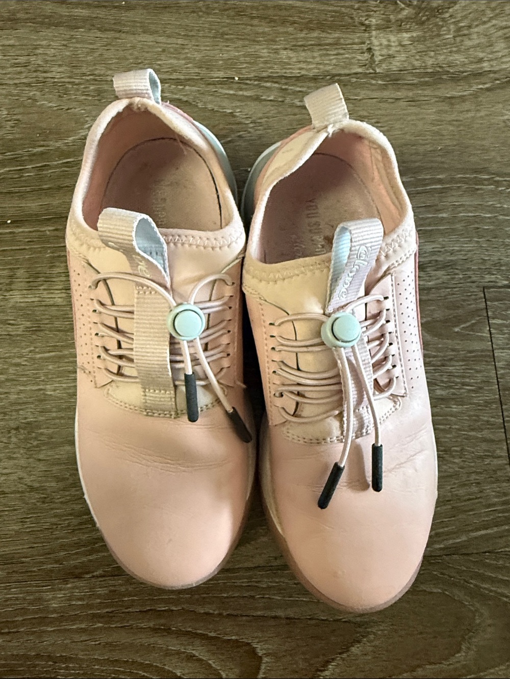Clove water resistant pink shoes